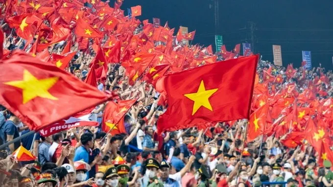 Cổ động viên với lá cờ Việt Nam