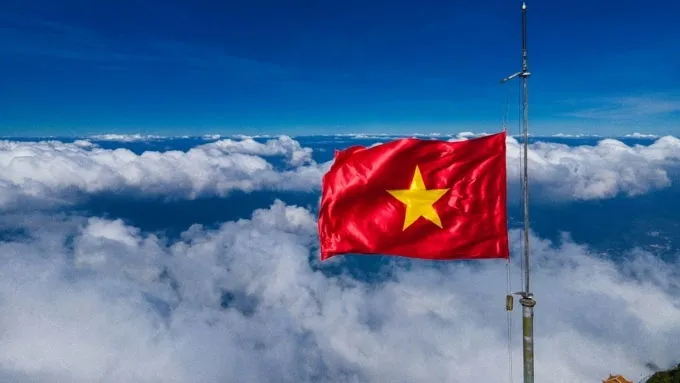 Lá cờ Việt Nam bay phấp phới