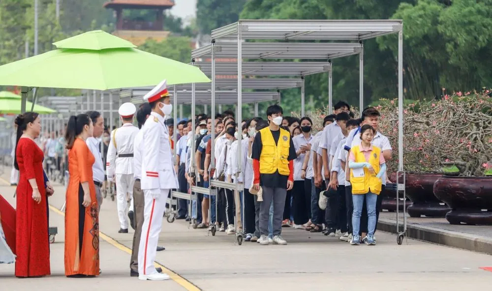 Mọi người nghiêm túc xếp hàng khi vào Lăng Bác