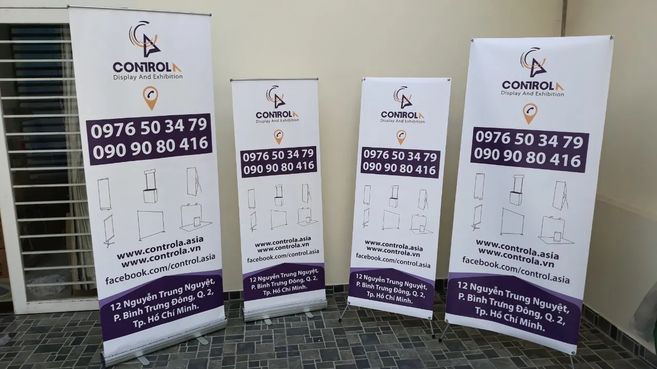 Các loại standee với kích thước khác nhau trưng bày tại sự kiện