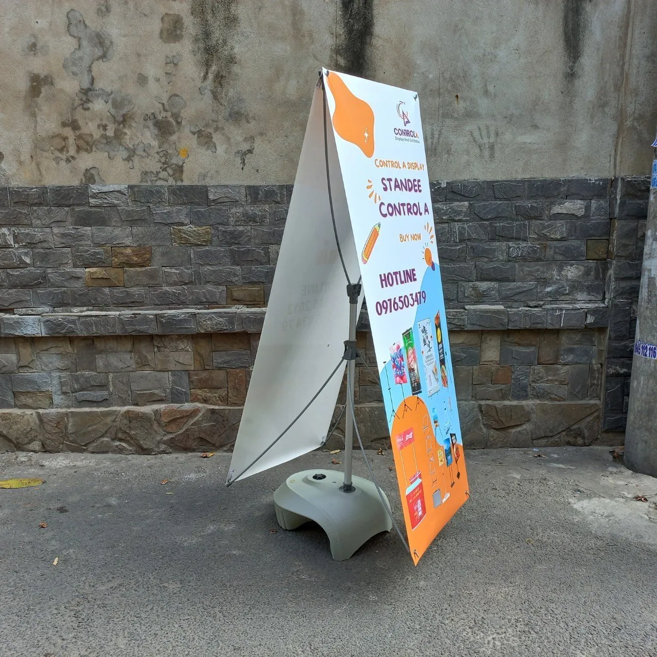 Standee chữ X đế nước điều chỉnh kích thước