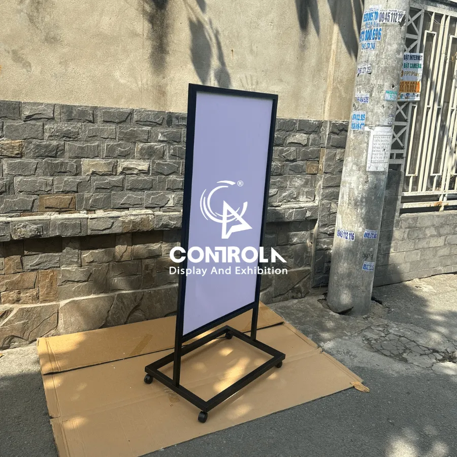 Standee chân sắt có bánh xe dễ di chuyển