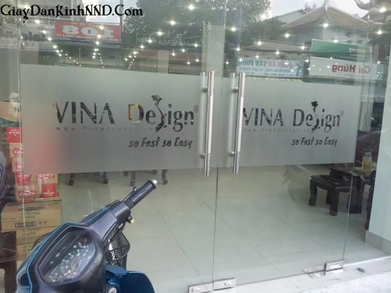 Sử dụng decal mờ, cắt chữ logo dán kính cửa ra vào.
