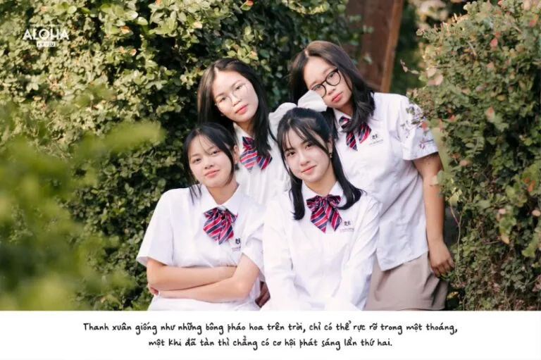 Học sinh cuối cấp tặng hoa tri ân thầy cô trong buổi lễ kỷ yếu, minh họa cap kỷ yếu tri ân thầy cô đầy cảm xúc