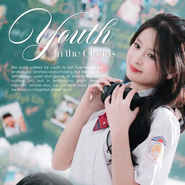 Sinh viên cử nhân tươi cười tung mũ tốt nghiệp, thể hiện ý nghĩa của quotes kỷ yếu sâu sắc bằng tiếng Anh