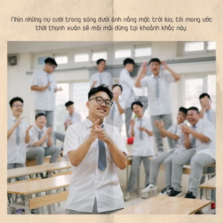 Nhóm bạn học sinh ôm chia tay trong buổi chụp ảnh kỷ yếu, thể hiện cảm xúc chia tay bạn bè, thầy cô bằng cap kỷ yếu phù hợp