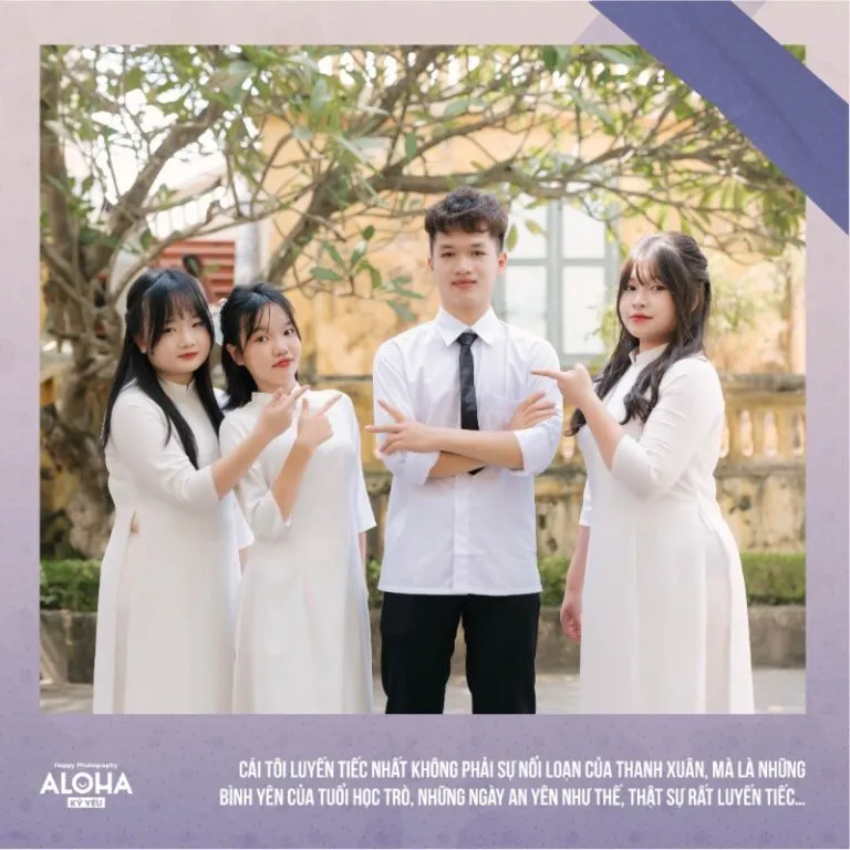 Nhóm bạn học sinh tạo dáng hài hước trong ảnh kỷ yếu, minh họa cho các cap kỷ yếu hài hước