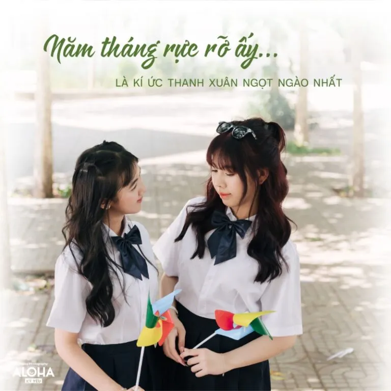 Học sinh trung học tạo dáng vui nhộn trong ảnh kỷ yếu, thích hợp với các cap kỷ yếu ngắn gọn, ấn tượng