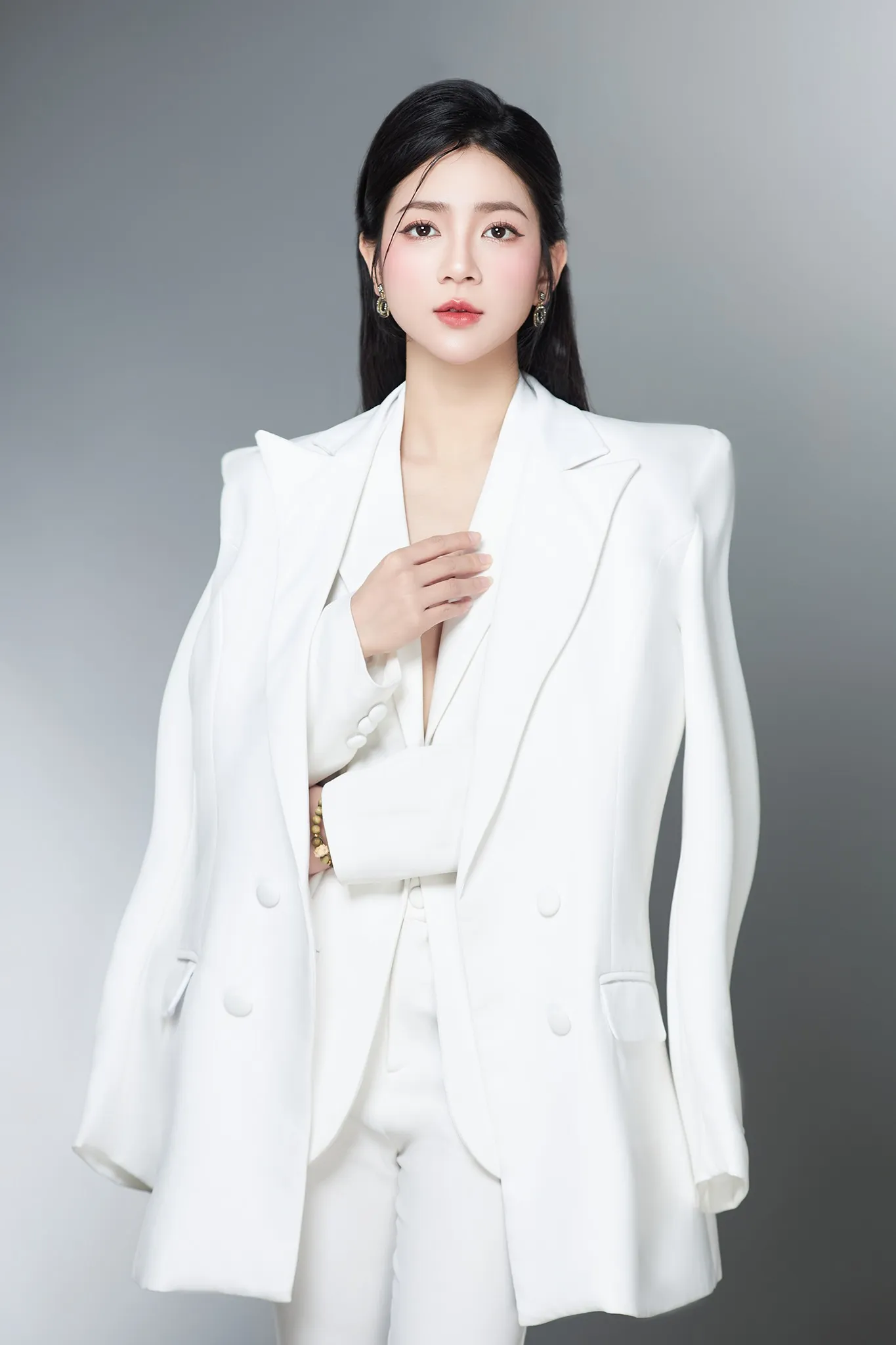 Doanh nhân nam tạo dáng chuyên nghiệp trong studio