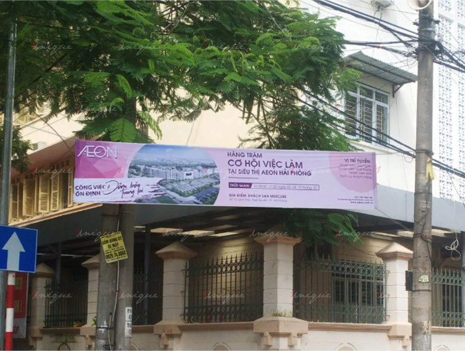 Hình ảnh treo băng rôn quảng cáo trên đường phố