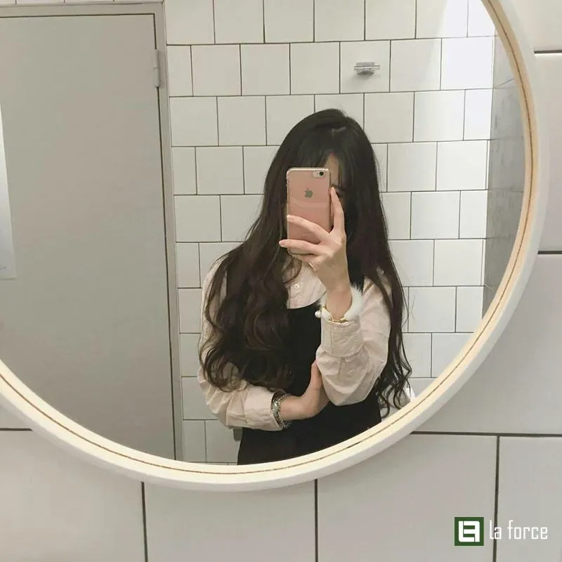 áº¢nh chá»¥p trÆ°á»›c gÆ°Æ¡ng che máº·t ná»¯