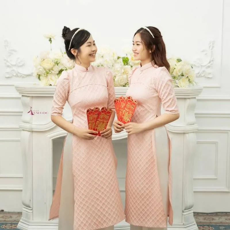 Áo dài bê tráp màu hồng chấm bi phong cách retro