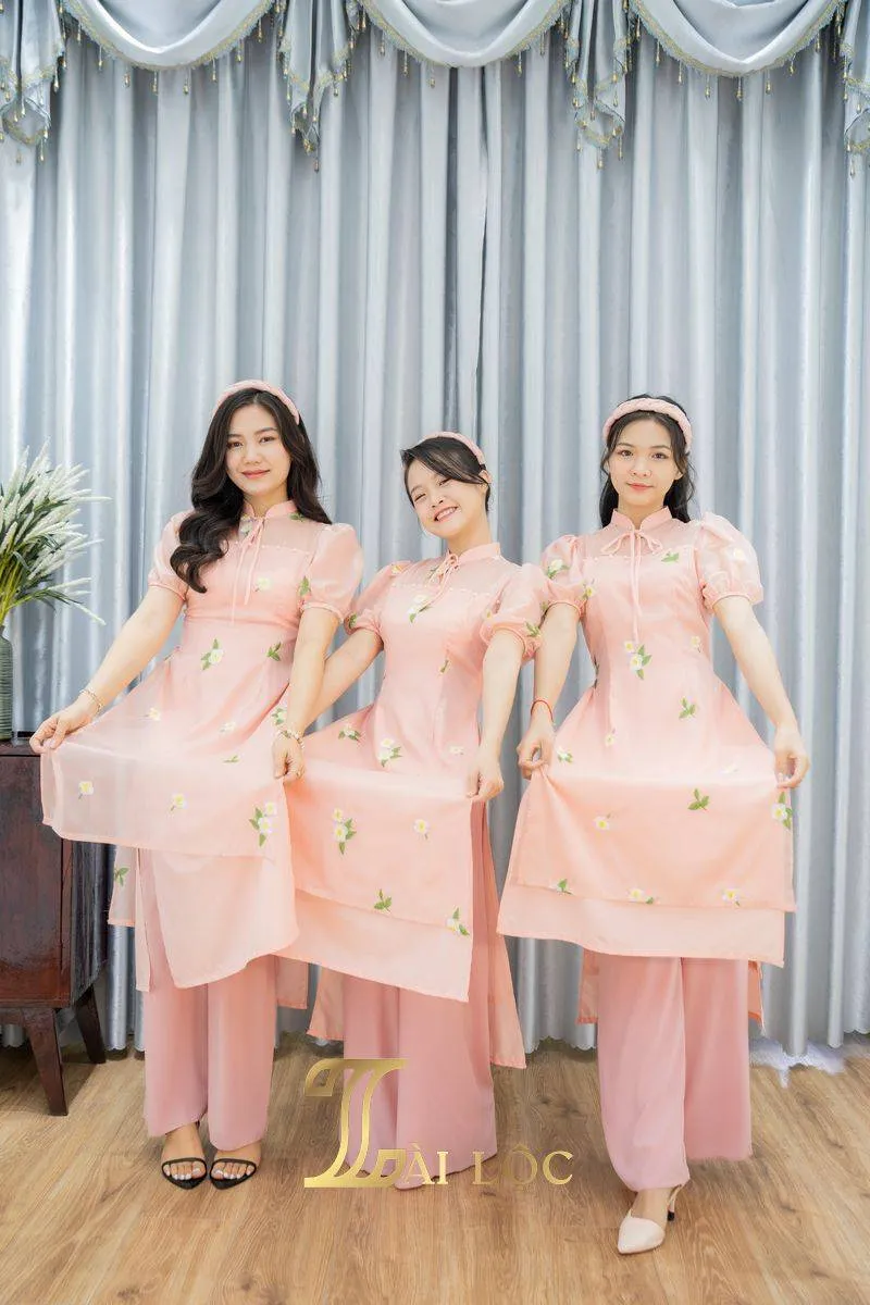Mẫu áo dài bưng quả hồng phấn ren ngực sang trọng