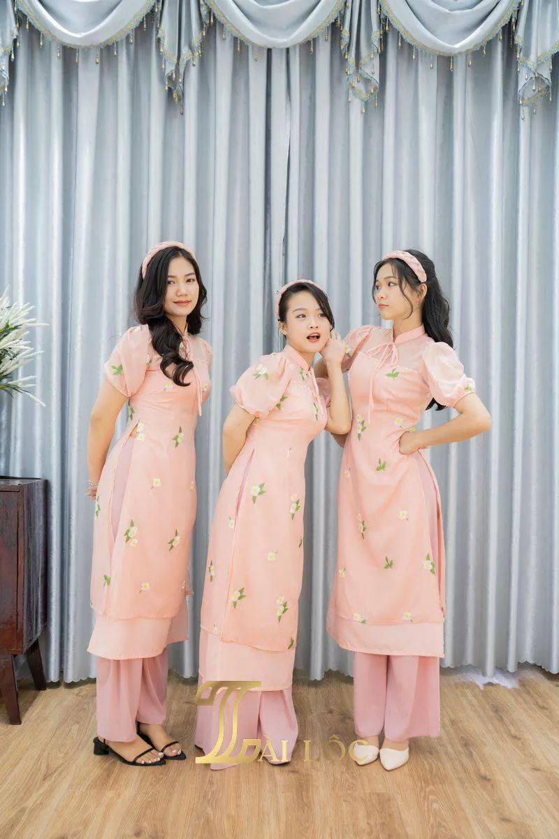 Áo dài bưng quả hồng cam họa tiết hoa nhí