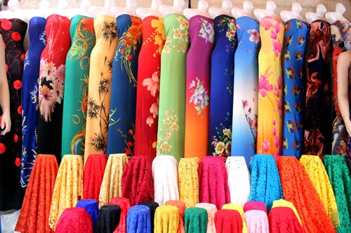 Lựa chọn chất liệu vải may áo dài cho mẹ cô dâu