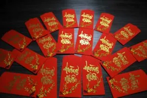 Viết tên hoặc chữ theo yêu cầu lên bao lì xì