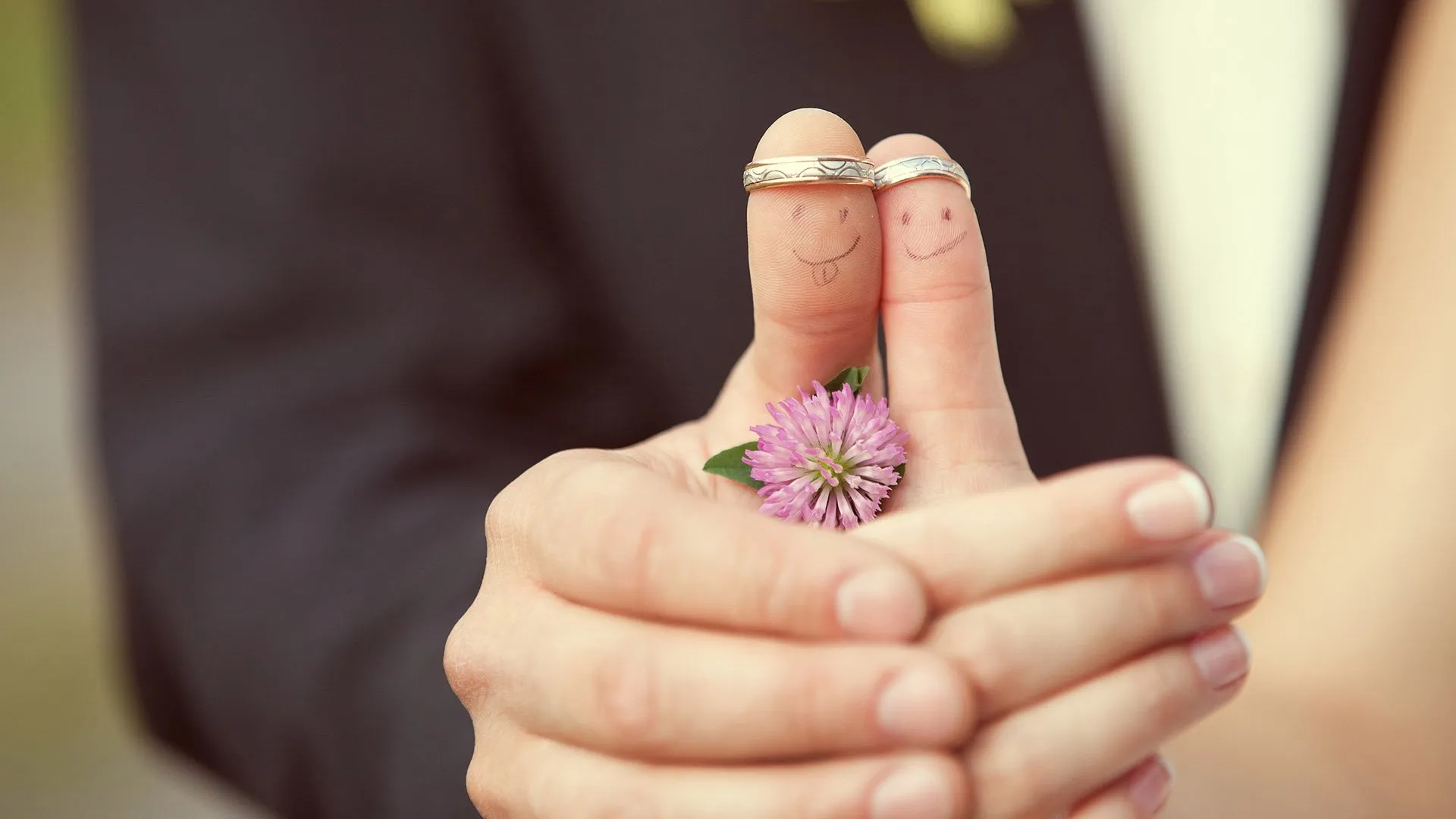 Tấm biển 'Before I Do, After I Do' thể hiện sự thay đổi sau hôn nhân