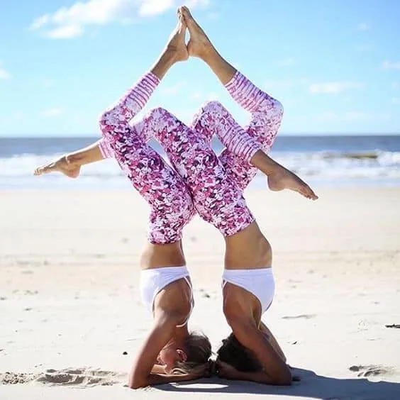 Nhóm 6 người thực hiện tạo hình yoga nhóm phức tạp trên bãi biển