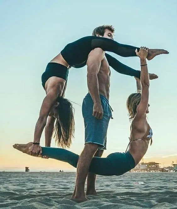 Nhóm đông người thực hiện tạo hình yoga nhóm ấn tượng trên bãi cỏ