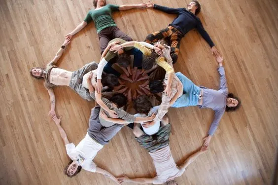 Hai người thực hiện tư thế cái cây đối mặt tạo hình yoga đôi