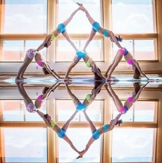 Nhiều người cùng thực hiện tư thế chó úp mặt và chó ngửa mặt tạo hình yoga nhóm