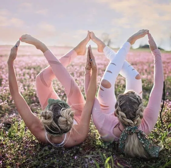 Năm người cùng thực hiện tư thế cái cây tạo hình yoga nhóm