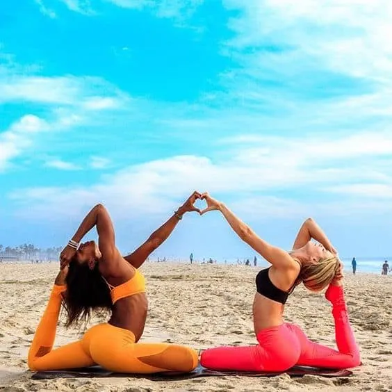 Nhiều người xếp hình ngôi sao tạo hình yoga nhóm độc đáo