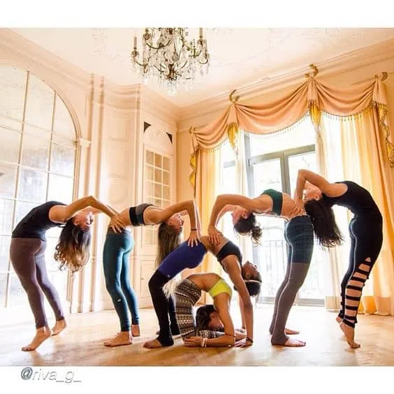 Tư thế yoga nhóm với 5 người cùng thực hiện tư thế vặn mình ngồi