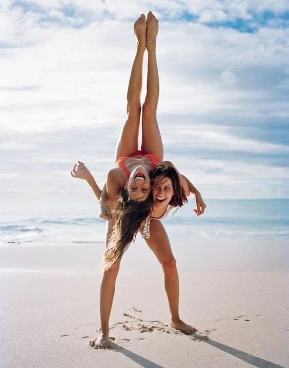 Nhóm người cùng thực hiện tư thế gập người về phía trước tạo hình yoga đồng bộ