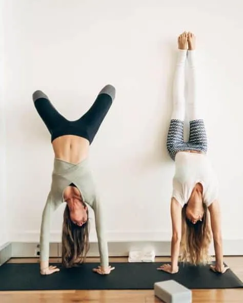 Năm người cùng thực hiện tư thế chiến binh 2 tạo hình yoga nhóm đồng đều