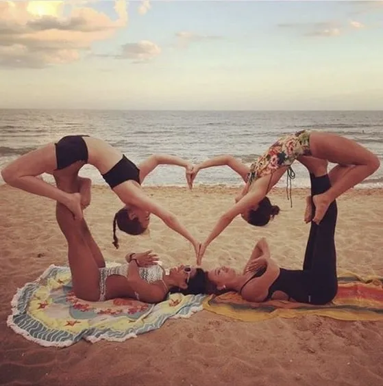 Nhóm 4 người thực hiện tạo hình yoga nhóm nâng cao dựa trên thăng bằng