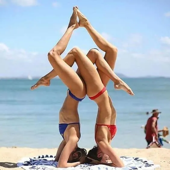 Tư thế yoga nhóm 5 người khó với sự kết hợp của thăng bằng và uốn lưng