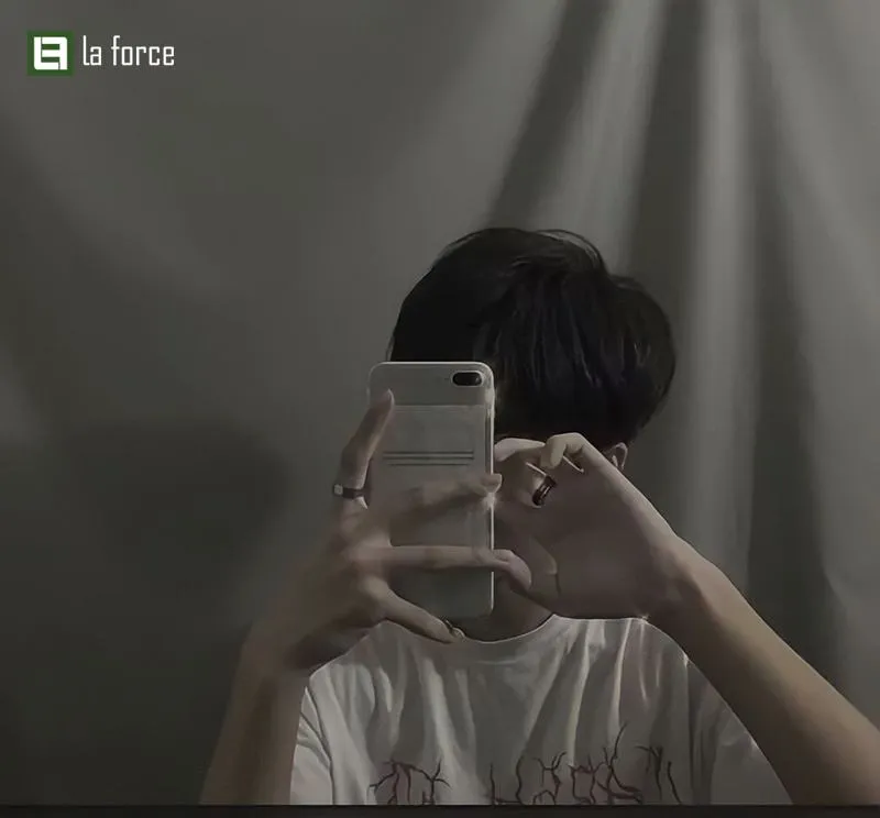 Selfie trÆ°á»›c gÆ°Æ¡ng nam