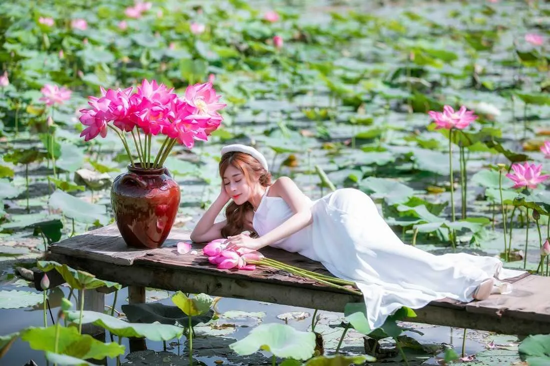 Thiếu nữ duyên dáng bên hoa sen