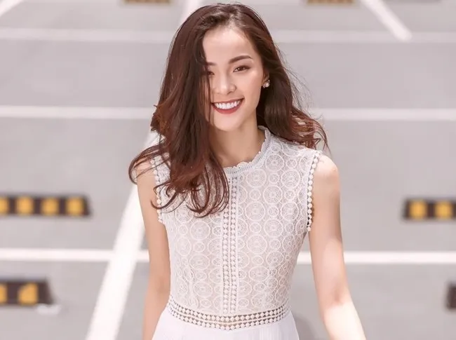 nữ khách mời cười rạng rỡ khi chụp ảnh đám cưới