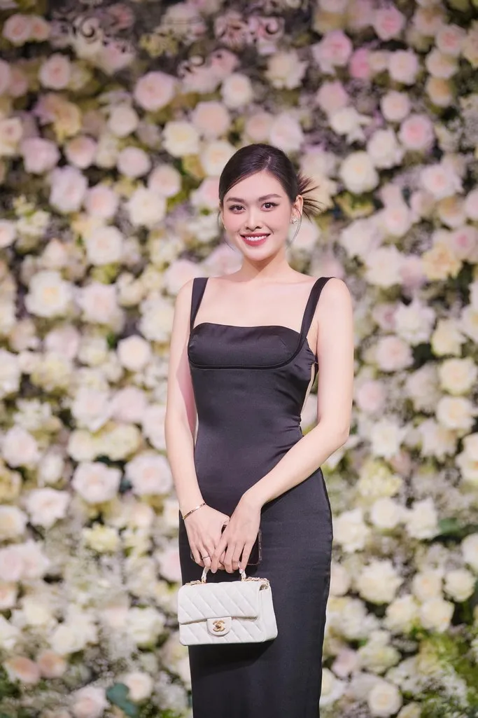 ảnh nhóm bạn cười tươi tại đám cưới