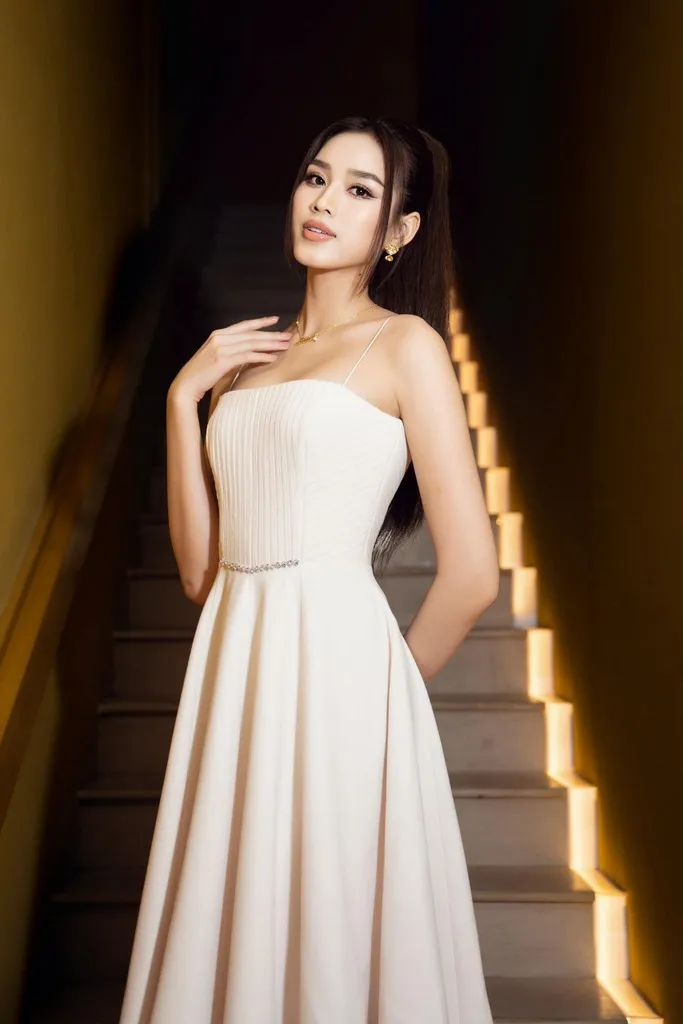 cách tạo dáng nữ khoe xương quai xanh