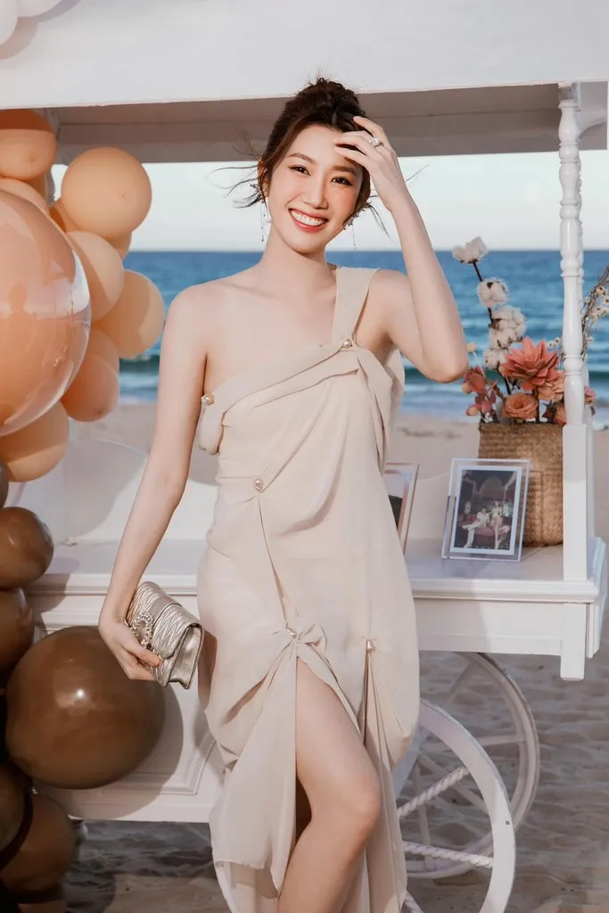 cách tạo dáng nữ chạm tay vào tóc
