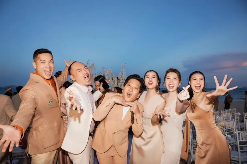 ảnh nhóm bạn bè đám cưới tạo dáng vui nhộn