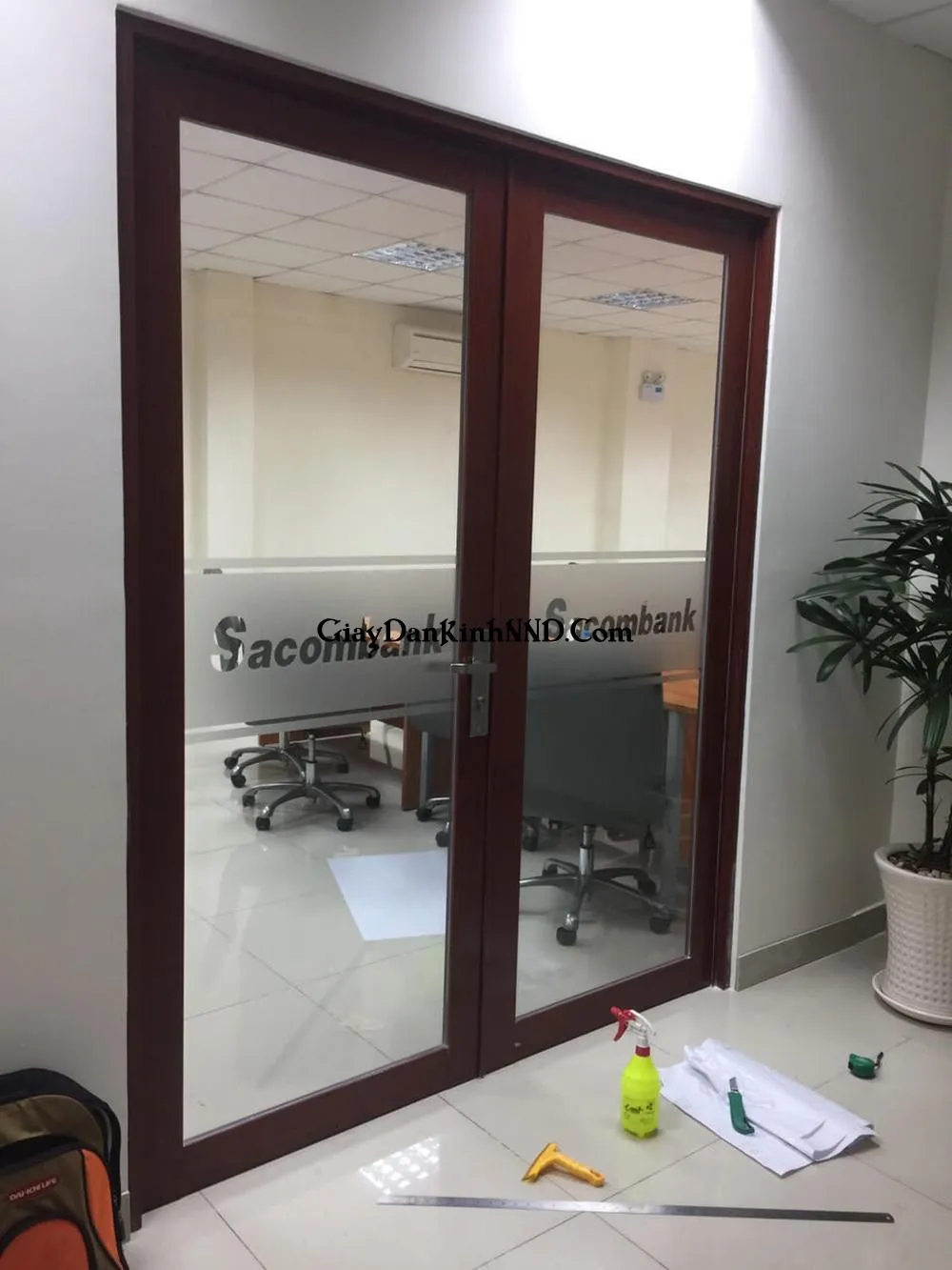 Cắt chữ decal quảng cáo dán kính cửa ra vào cho văn phòng công ty.