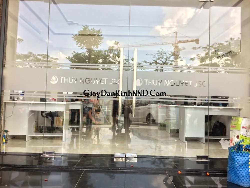 Cắt chữ decal âm bản dán kính mặt tiền cửa hàng spa.