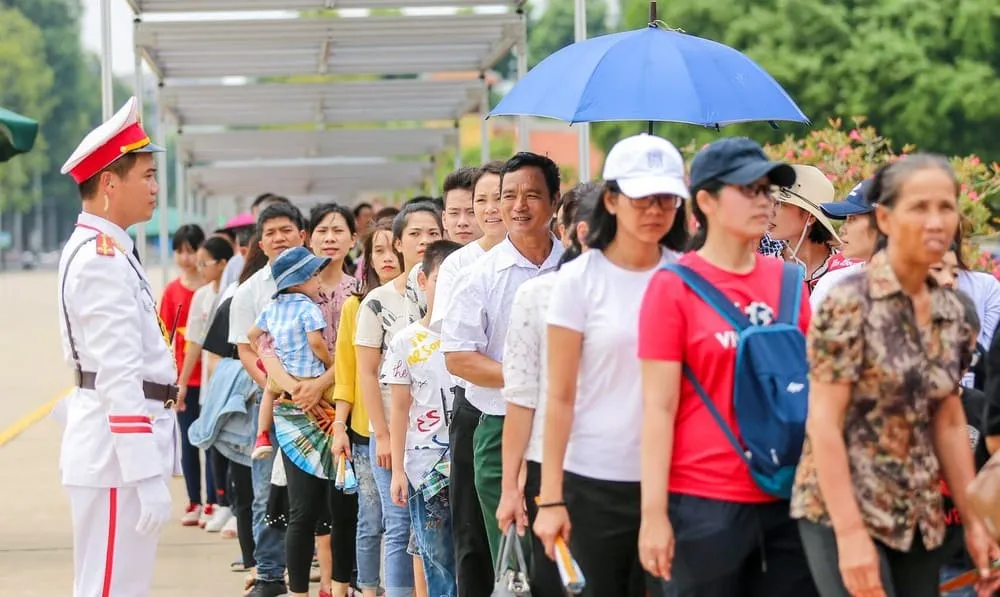Nhân dân đến viếng xếp ngay hàng thẳng lối