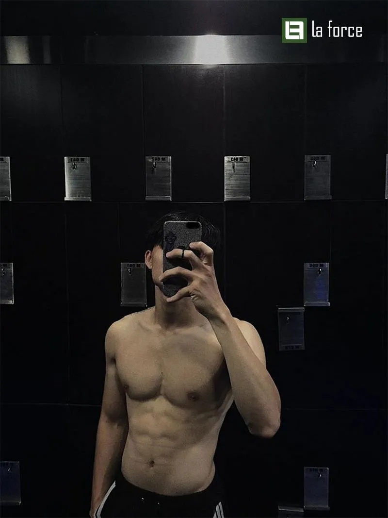 Chá»¥p áº£nh khoe cÆ¡ bá»¥ng trÆ°á»›c gÆ°Æ¡ng