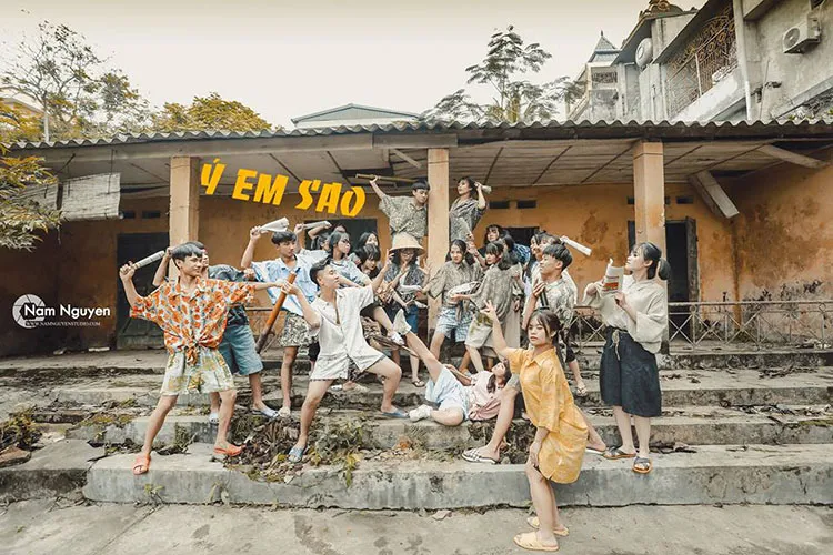 Tập thể lớp chụp ảnh tốt nghiệp cấp 3 tại khu nghỉ dưỡng