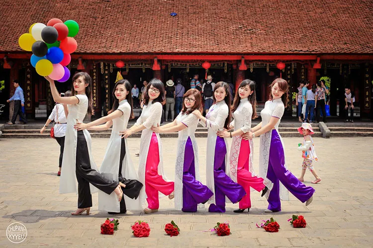 Nữ sinh duyên dáng chụp ảnh tốt nghiệp cấp 3 với áo dài