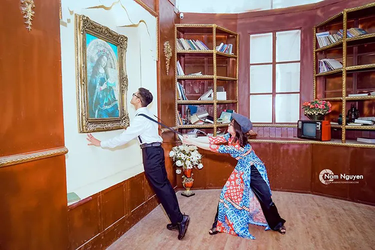 Học sinh chụp ảnh tốt nghiệp cấp 3 trong lớp học