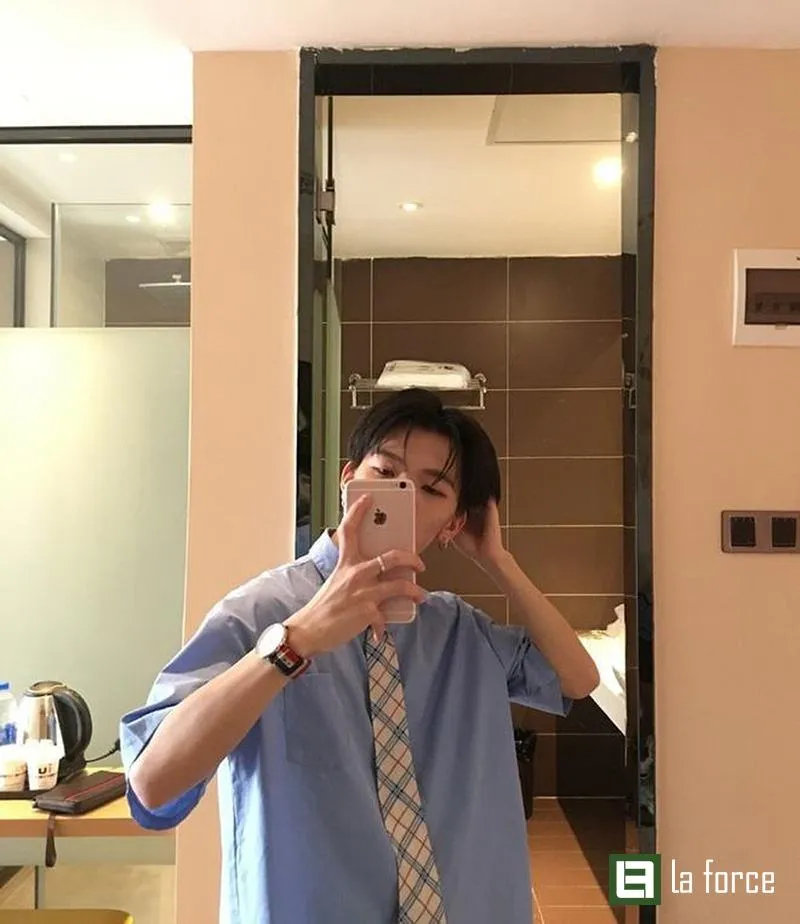 DÃ¡ng chá»¥p áº£nh trÆ°á»›c gÆ°Æ¡ng nam