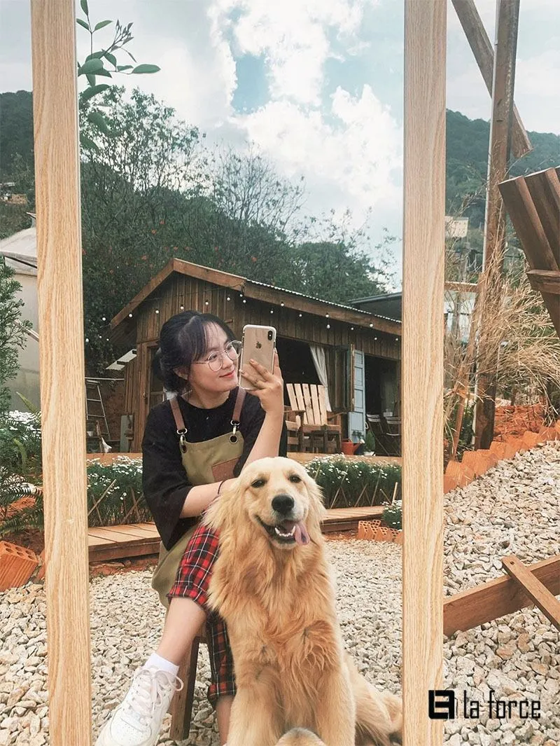 Chá»¥p áº£nh trÆ°á»›c gÆ°Æ¡ng á»Ÿ quÃ¡n cafe