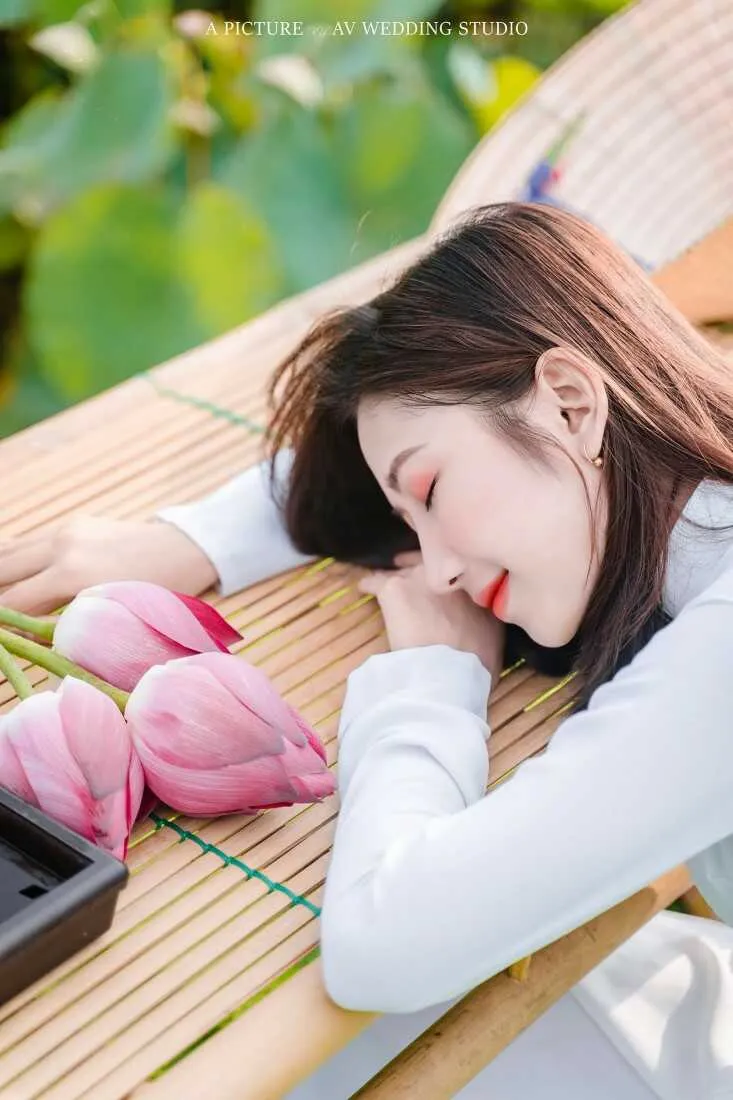 Thiếu nữ nằm nghiêng giữa cánh hoa sen