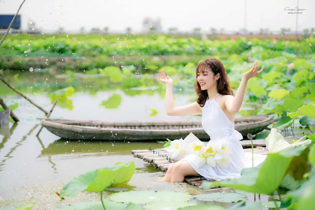 Cô gái tung nước trong đầm sen